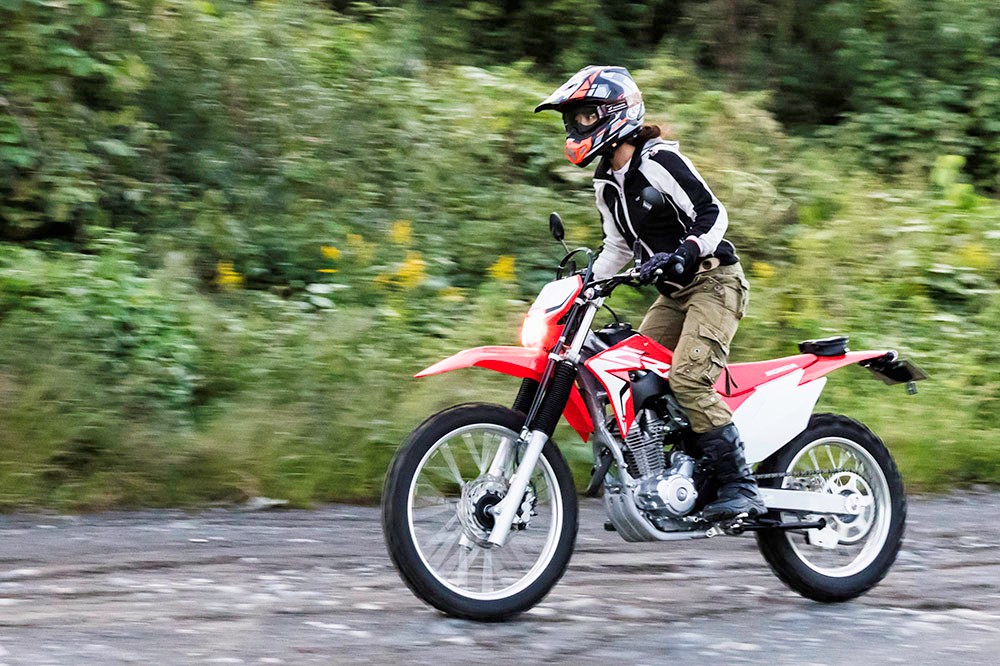 軽くて扱いやすくて速さも十二分 公道okの競技モデルでバイクライフが変わる ホンダcrf250f 実走編 Clicccar Com