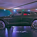 「106年の歴史を誇るアストンマーティン初のSUVモデル・DBXが2299万5000円で発売【新車】」の3枚目の画像ギャラリーへのリンク