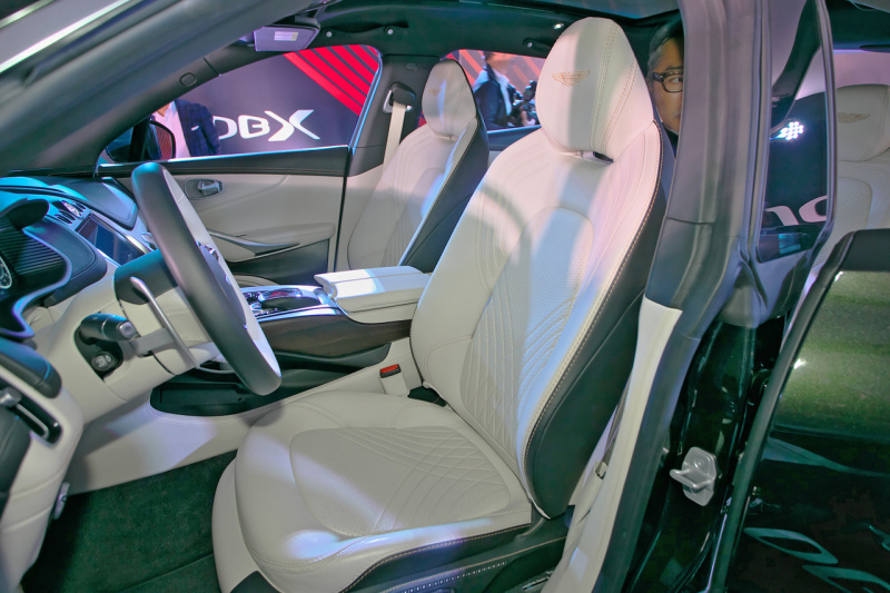 「106年の歴史を誇るアストンマーティン初のSUVモデル・DBXが2299万5000円で発売【新車】」の8枚目の画像