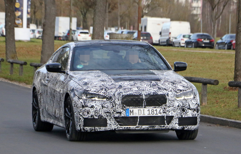 「ついに巨大グリルが露出！　BMW 4シリーズクーペ、最新開発車両を捕捉」の1枚目の画像