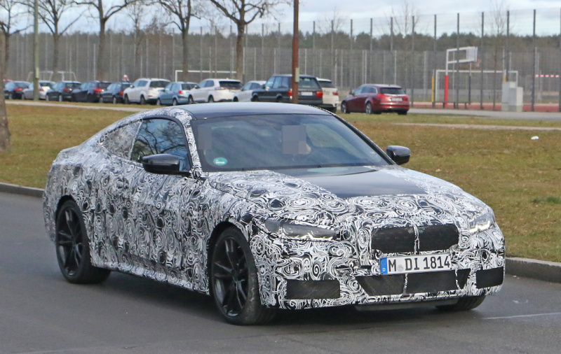 「ついに巨大グリルが露出！　BMW 4シリーズクーペ、最新開発車両を捕捉」の4枚目の画像