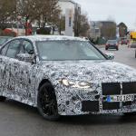 新型BMW M3の6速MT搭載モデルをキャッチ。専用ヘッドライトにも注目 - BMW M3 4