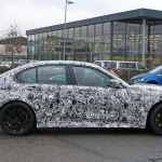 新型BMW M3の6速MT搭載モデルをキャッチ。専用ヘッドライトにも注目 - BMW M3 6