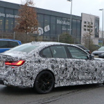 新型BMW M3の6速MT搭載モデルをキャッチ。専用ヘッドライトにも注目 - BMW M3 7
