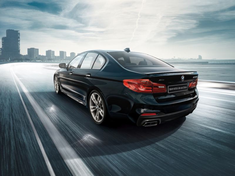 「5シリーズ最速を誇る「BMW M550i xDrive」に、精悍な内外装が魅力の「Ultimate Edition」が55台限定で設定【新車】」の3枚目の画像