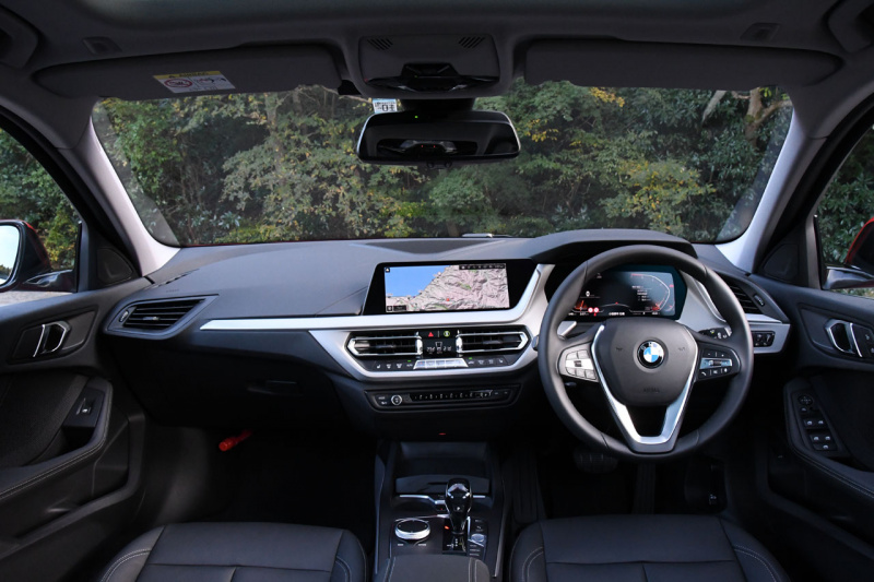 「踏めば踏むほどおもしろい。FF・BMWがついに手に入れた「駆け抜ける歓び」【BMW118iプレイ試乗】」の3枚目の画像