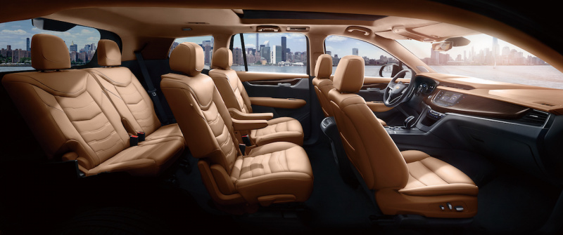 「3列シート6人乗りの新型SUV「キャデラックXT6プラチナム」が新登場。圧倒的存在感と先進安全装備満載で870万円はコスパ高し【新車】」の3枚目の画像