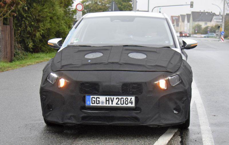 「自慢はアストンマーティン風の回転タコメーター!?　新型ヒュンダイi20、デジタルクラスタを激写」の1枚目の画像