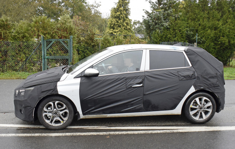 「自慢はアストンマーティン風の回転タコメーター!?　新型ヒュンダイi20、デジタルクラスタを激写」の4枚目の画像