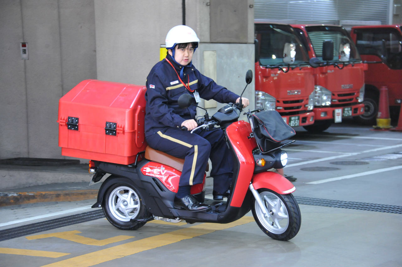 赤い郵便バイクが50年ぶりの大変身 これからの郵便配達はホンダの電動スクーターにおまかせ Clicccar Com