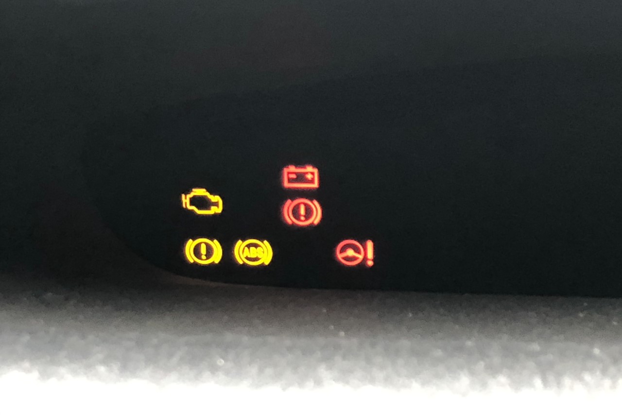 運転中に見慣れない警告灯が点灯したら 落ち着いて色や状態を確認 誰でもできるカーメンテ Clicccar Com