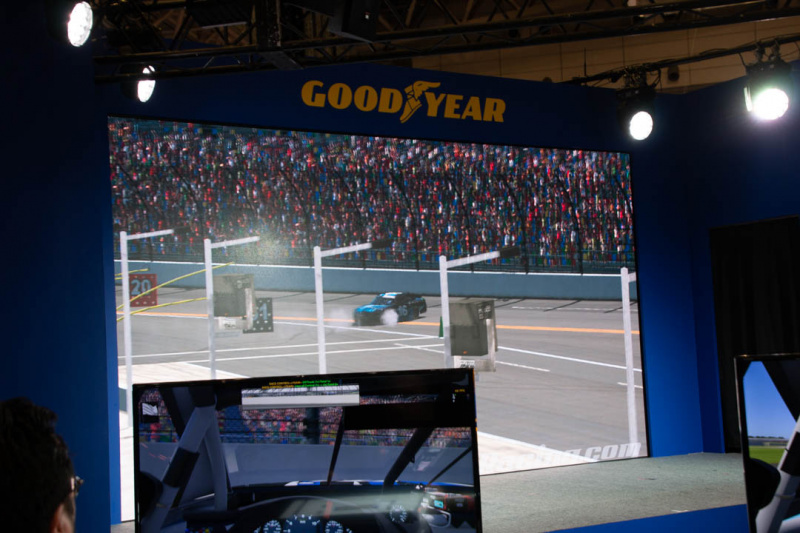 「グッドイヤーブースでの本格NASCARシミュレーターによるメディア対抗戦に出場して優勝してみた【東京オートサロン2020】」の12枚目の画像