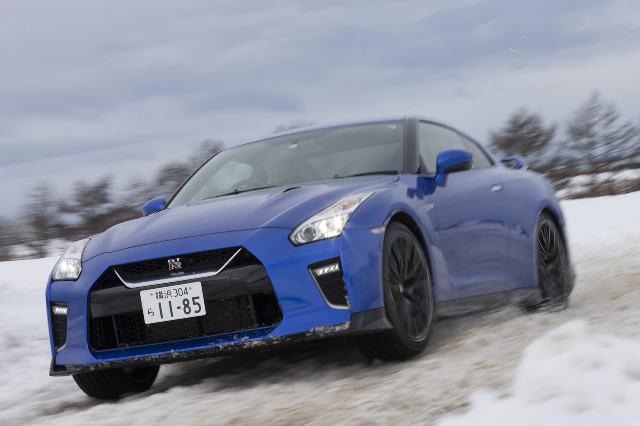 スポーツタイプを低ミュー路で走らせ、その楽しさを知る【日産