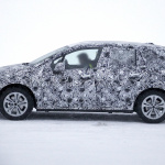 BMWのミニバン「アクティブツアラー」次期型はグリル＆ボディが拡大 - Spy-Photo