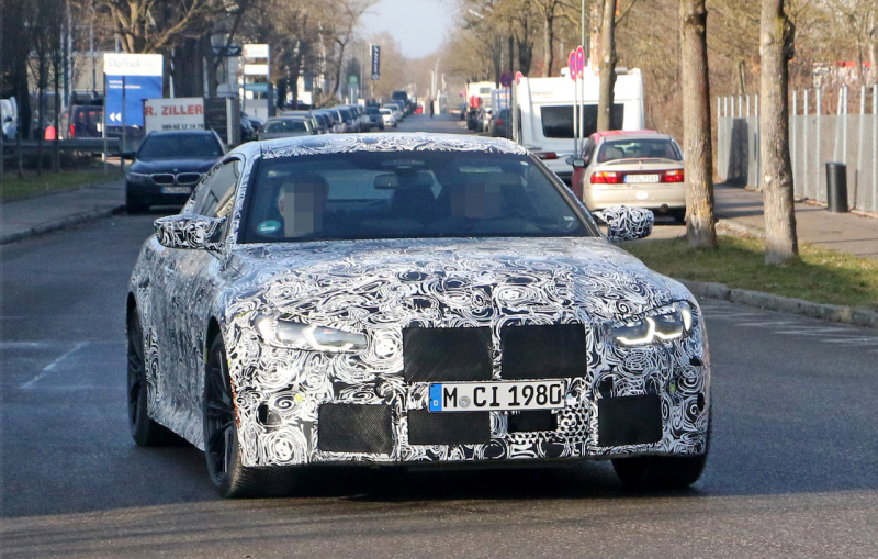 「新ボディカラーが露出！　新型BMW M4クーペ、デビューは今夏か？」の2枚目の画像