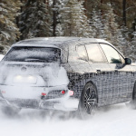 センサー内蔵グリルもチラッ！　BMWのエレクトリックSUV「iX5」プロトタイプがスカンジナビアに出現 - BMW iNext Winter 18