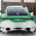 「新型ポルシェ・911GTS、クリアテールライトを装着した市販モデル姿を公開」の11枚目の画像ギャラリーへのリンク