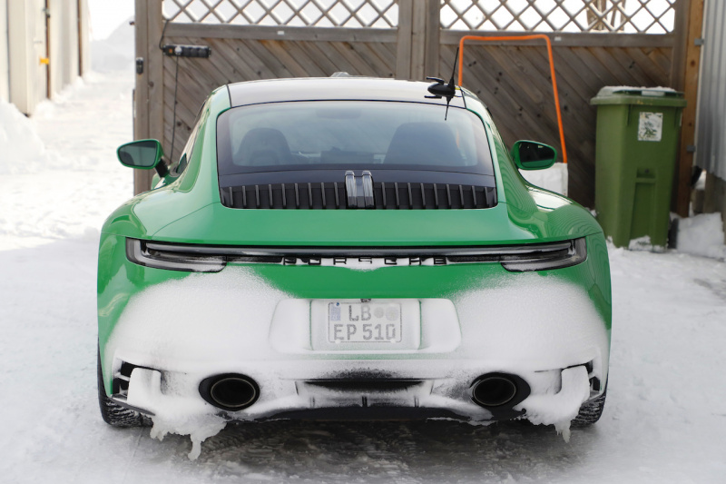 「新型ポルシェ・911GTS、クリアテールライトを装着した市販モデル姿を公開」の11枚目の画像