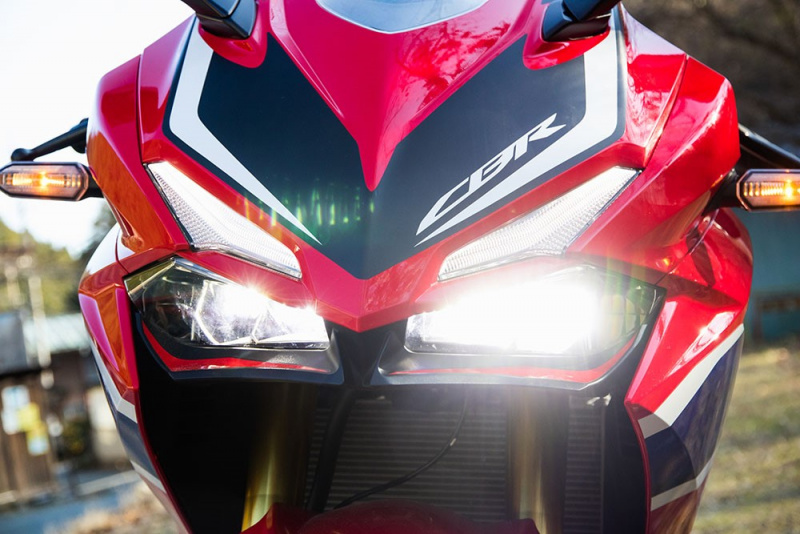 「走りもデザインも極めた250ccスーパースポーツはまたがると意外とフレンドリー!?【ホンダ・CBR250RR（概要編）】」の3枚目の画像