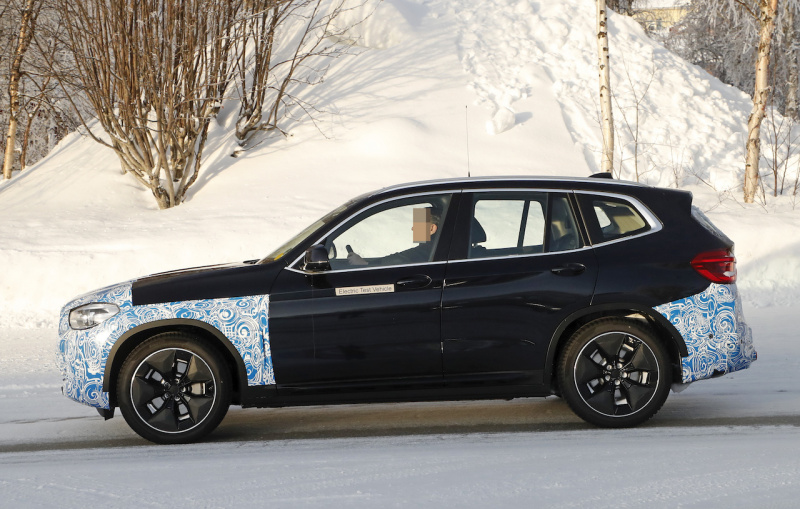 「ついにエアロダイナミックホイール装着！　BMW最小EVクロスオーバー「iX3」をキャッチ」の3枚目の画像