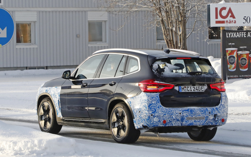 「ついにエアロダイナミックホイール装着！　BMW最小EVクロスオーバー「iX3」をキャッチ」の6枚目の画像