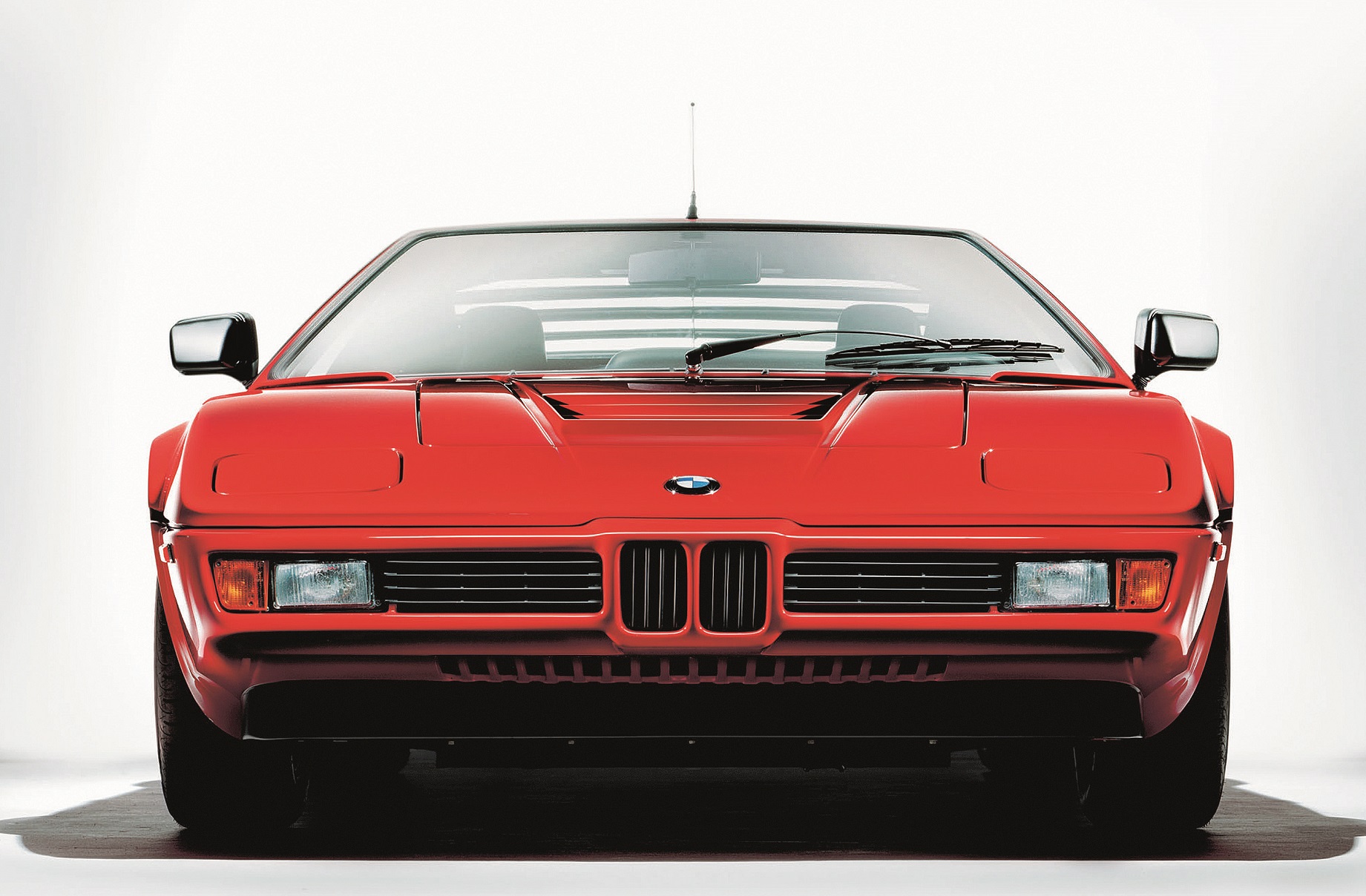 「打倒ポルシェを目標に開発された超希少ミドシップ　BMW M1【ネオ・クラシックカー・グッドデザイン太鼓判：輸入車編】」の1枚目の画像