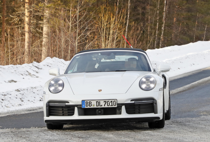 「これが実車だ！　新型 ポルシェ・911 ターボSカブリオレ、豪雪に初出現」の1枚目の画像