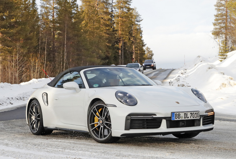「これが実車だ！　新型 ポルシェ・911 ターボSカブリオレ、豪雪に初出現」の2枚目の画像