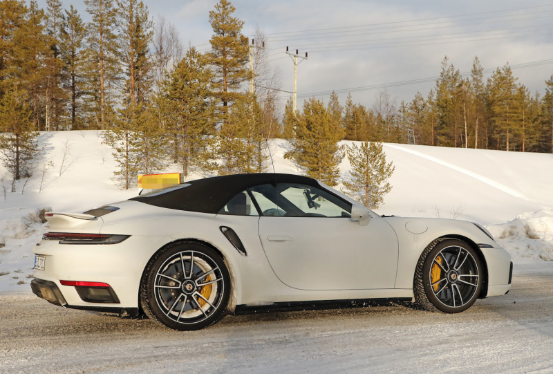 「これが実車だ！　新型 ポルシェ・911 ターボSカブリオレ、豪雪に初出現」の4枚目の画像
