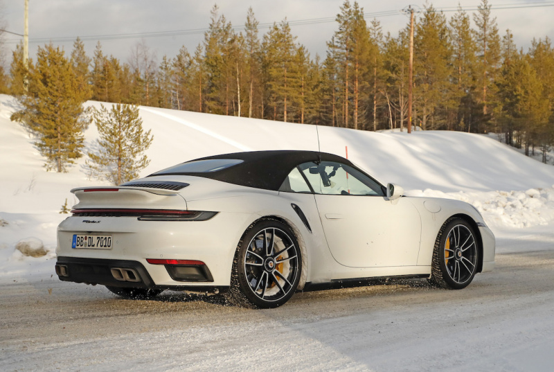 「これが実車だ！　新型 ポルシェ・911 ターボSカブリオレ、豪雪に初出現」の5枚目の画像