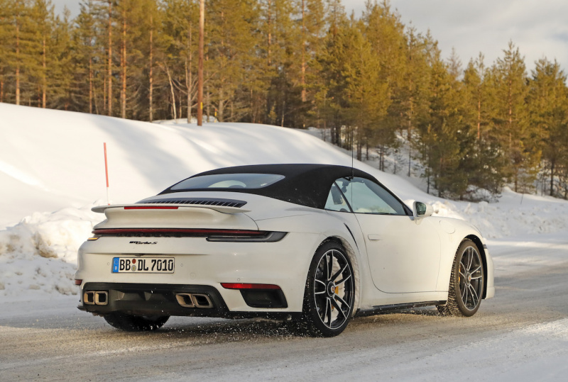 「これが実車だ！　新型 ポルシェ・911 ターボSカブリオレ、豪雪に初出現」の6枚目の画像