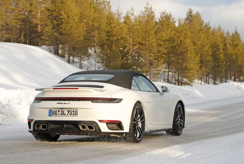 「これが実車だ！　新型 ポルシェ・911 ターボSカブリオレ、豪雪に初出現」の7枚目の画像