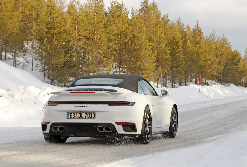 「これが実車だ！　新型 ポルシェ・911 ターボSカブリオレ、豪雪に初出現」の8枚目の画像