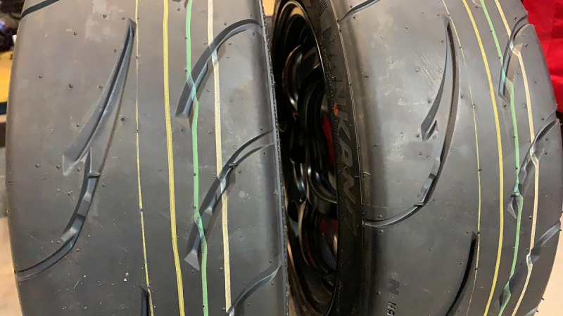 「タイヤのあちこちに付いたカラフルなマークや線にはどんな意味があるの？【タイヤ豆知識・2022年版】」の1枚目の画像