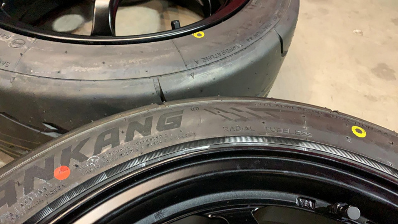 「タイヤのあちこちに付いたカラフルなマークや線にはどんな意味があるの？【タイヤ豆知識・2022年版】」の3枚目の画像