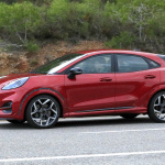 「赤いボディで再登場！　フォードのコンパクトSUV・新型プーマのトップモデル「ST」をキャッチ」の5枚目の画像ギャラリーへのリンク