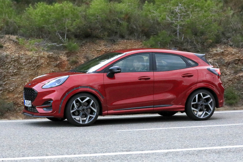 「赤いボディで再登場！　フォードのコンパクトSUV・新型プーマのトップモデル「ST」をキャッチ」の5枚目の画像