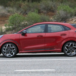 「赤いボディで再登場！　フォードのコンパクトSUV・新型プーマのトップモデル「ST」をキャッチ」の6枚目の画像ギャラリーへのリンク