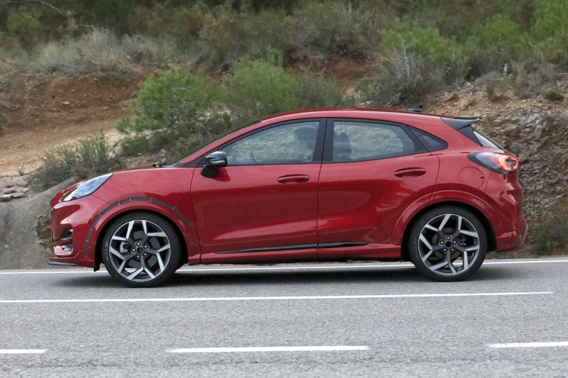 「赤いボディで再登場！　フォードのコンパクトSUV・新型プーマのトップモデル「ST」をキャッチ」の6枚目の画像