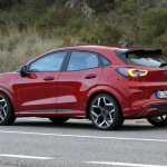 「赤いボディで再登場！　フォードのコンパクトSUV・新型プーマのトップモデル「ST」をキャッチ」の7枚目の画像ギャラリーへのリンク