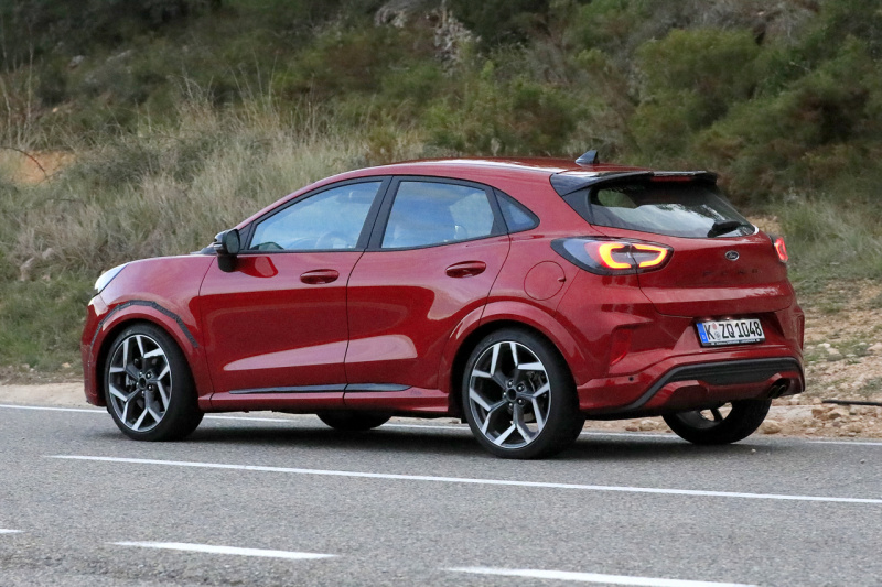 「赤いボディで再登場！　フォードのコンパクトSUV・新型プーマのトップモデル「ST」をキャッチ」の7枚目の画像
