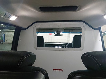 「新型コロナ重症患者向け移送用車両をトヨタが初めて提供。ハイエースをベースに制作」の1枚目の画像