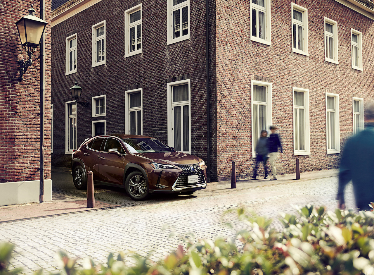 「ハイブリッドモデルのレクサス「UX250h」に、特別仕様車の“Brown Edition”を設定」の1枚目の画像