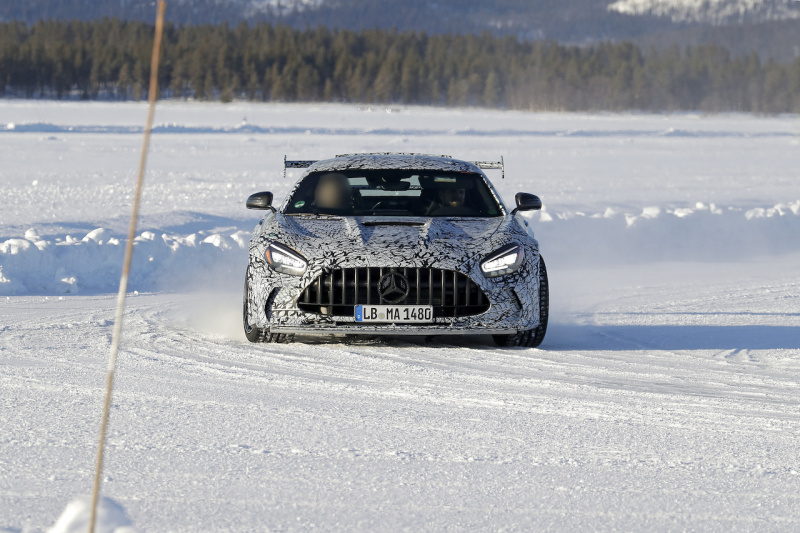 「700馬力でスノードリフトをキメた！　メルセデスAMG 「GT Rブラックシリーズ」の最新プロトはどこが変わった？」の1枚目の画像