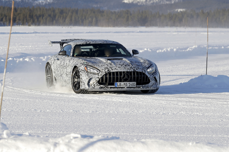 「700馬力でスノードリフトをキメた！　メルセデスAMG 「GT Rブラックシリーズ」の最新プロトはどこが変わった？」の2枚目の画像