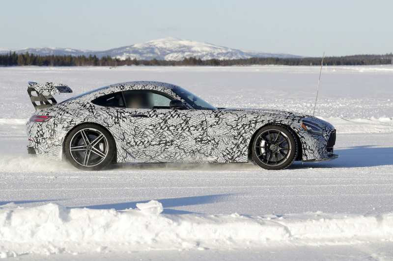 「700馬力でスノードリフトをキメた！　メルセデスAMG 「GT Rブラックシリーズ」の最新プロトはどこが変わった？」の6枚目の画像