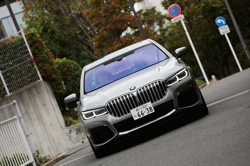 「「くつろげる後席で寝ちゃいそう」久保まい×BMW740Ld xDrive【注目モデルでドライブデート!?Vol.25】」の1枚目の画像