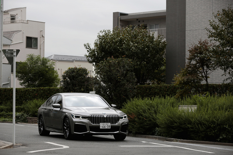 「「くつろげる後席で寝ちゃいそう」久保まい×BMW740Ld xDrive【注目モデルでドライブデート!?Vol.25】」の3枚目の画像