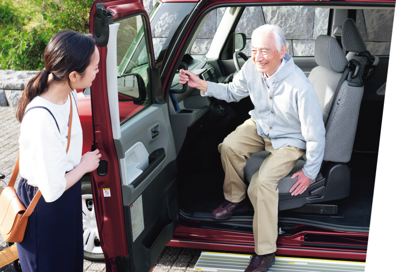 高齢者向けのクルマ選び 運転する親には安全装備が充実した小型車 親の送迎などには福祉車両がいい理由 Clicccar Com