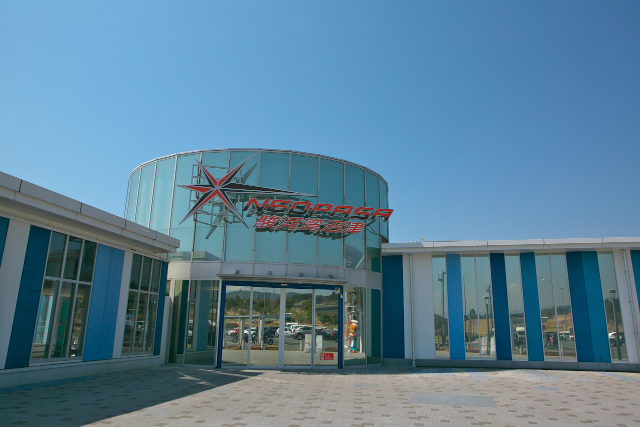 Drive Dogrun 02 画像 新東名高速道路 Neopasa駿河湾沼津 下り はワンちゃんが楽しめる3つの段差が特徴 高速道路sa Paドッグラン探訪 Clicccar Com